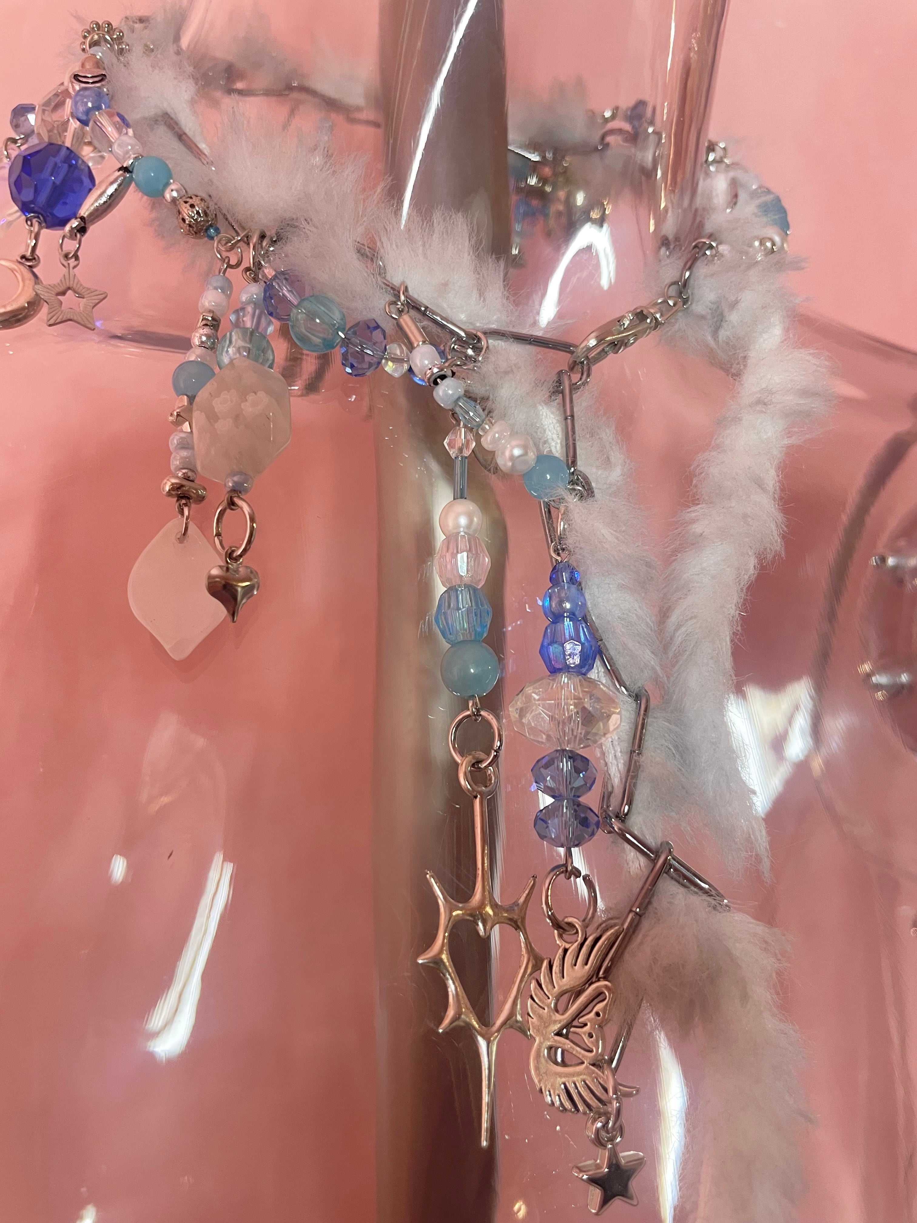 Chunky Charm Necklace 〈White fur/blue〉