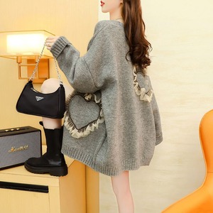 ハートモチーフ ニットカーディガン レディース トップス ニット カーディガン アウター 上着 羽織 丈長 ミディアム 長袖 ドロップショルダー 襟なし フェミニン レース フリル ポケット リブ 前開き ボタン ハートボタン かわいい 大人可愛い カジュアル おしゃれ こなれ感 ガーリー ルーズ 個性的 主役級 存在感 無地 ハート柄 春 秋 冬 ママ 通勤 学生 学校 通学 デート お出かけ 旅行 公園 女子会 休日 重ね着 体型カバー 普段使い 着回し ゆったり フリーサイズ 黒 ブラック グレー