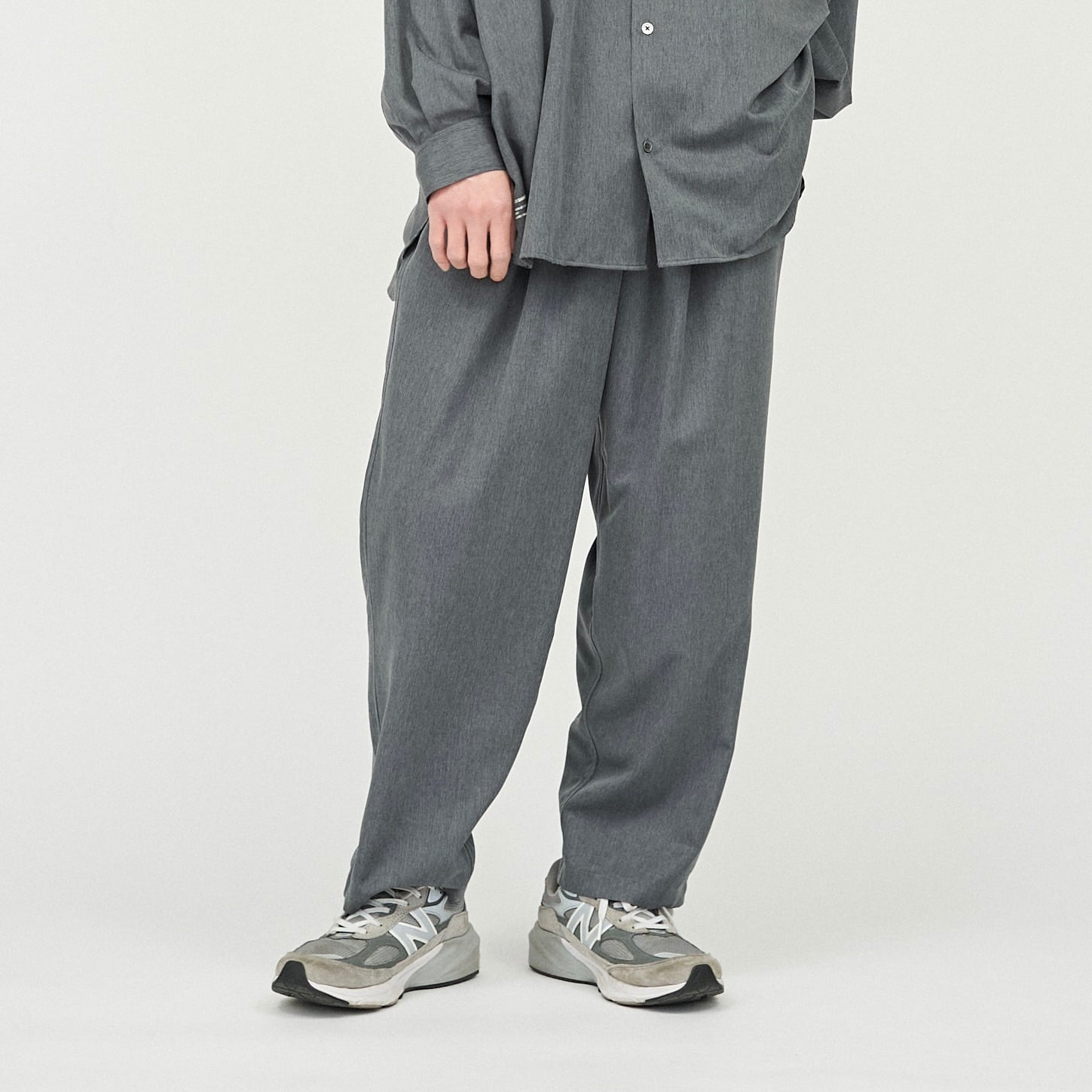 FreshService｜COOLFIBER TWO TUCK EASY PANTS | 眠家オンラインストア