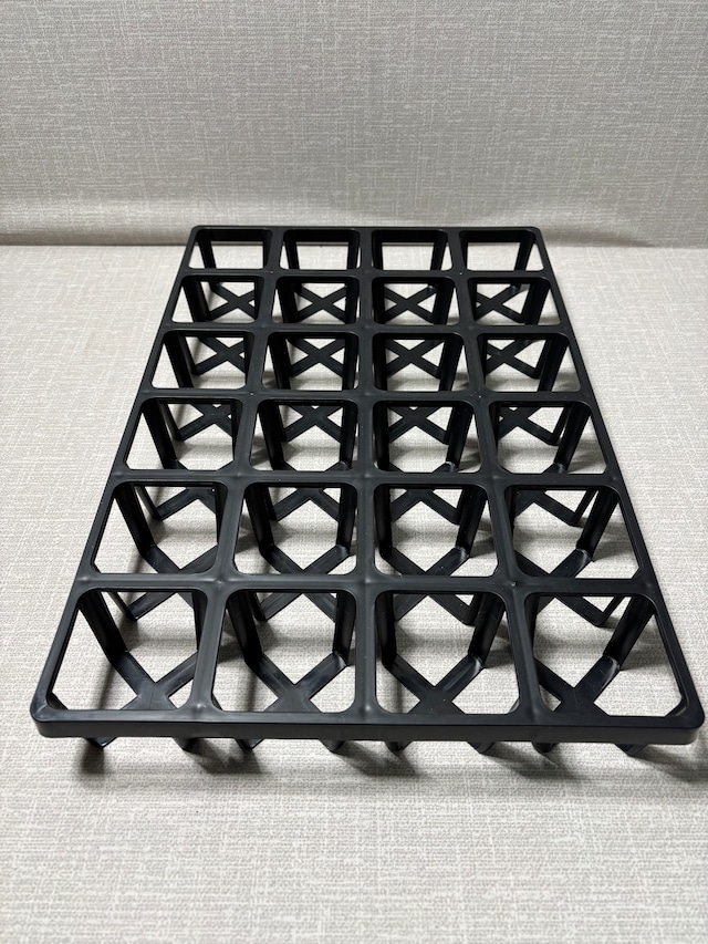 【S7BKトレ】24穴　ルータルスリットトレー　ブラック（口径7cm対応）