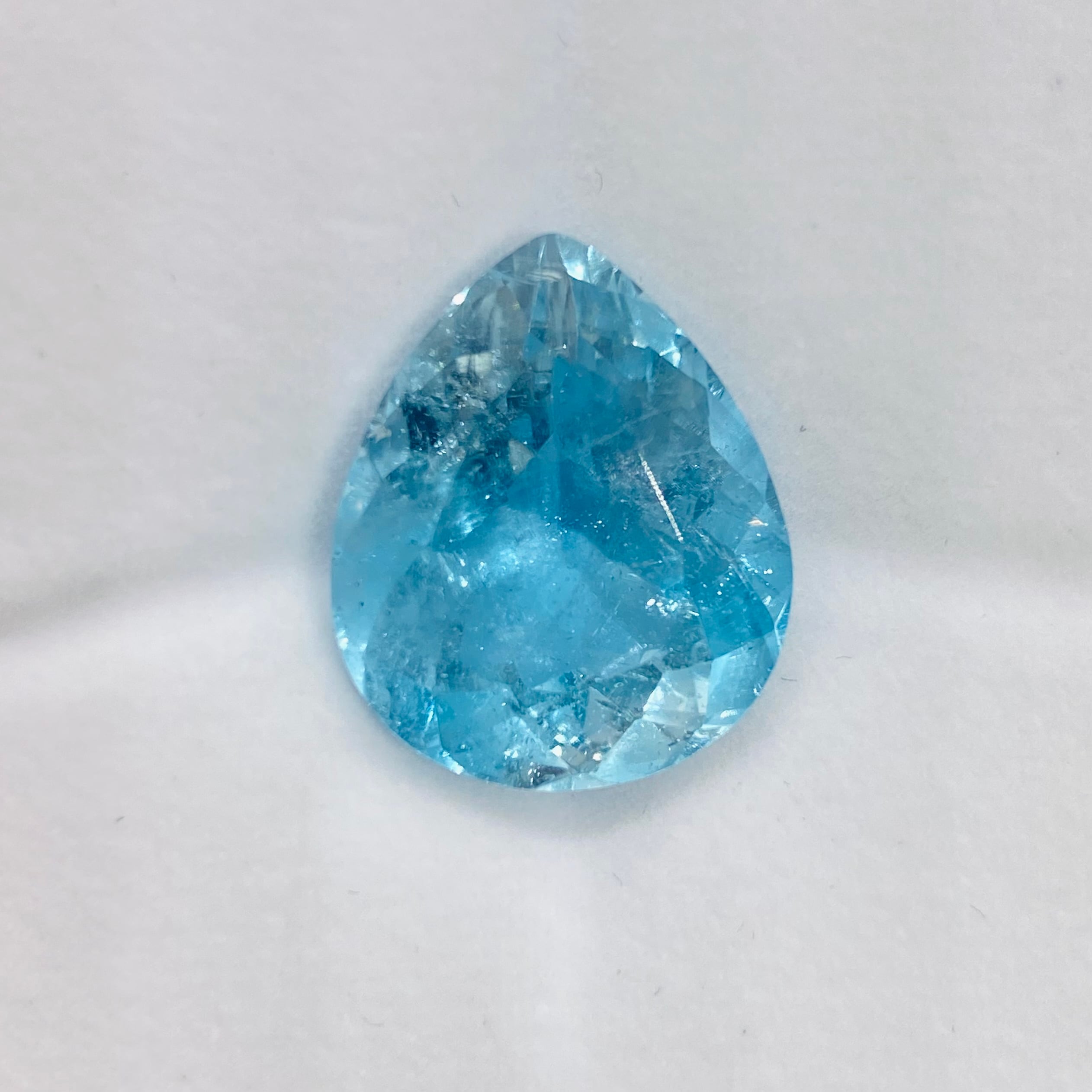 空を閉じ込めた大粒バイカラートパーズ