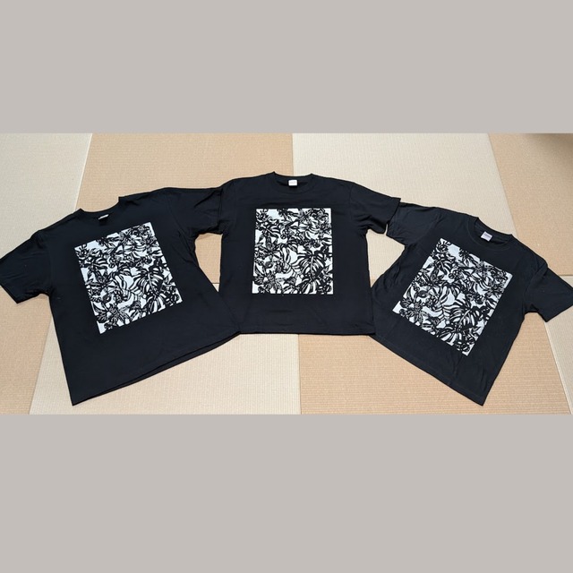 奄美紅型Tシャツ黒【モンステラ】
