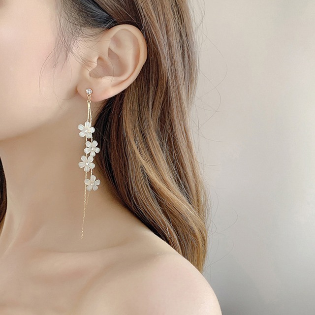 【日本倉庫即納】 揺れる チェーンピアス 花びらイヤリング