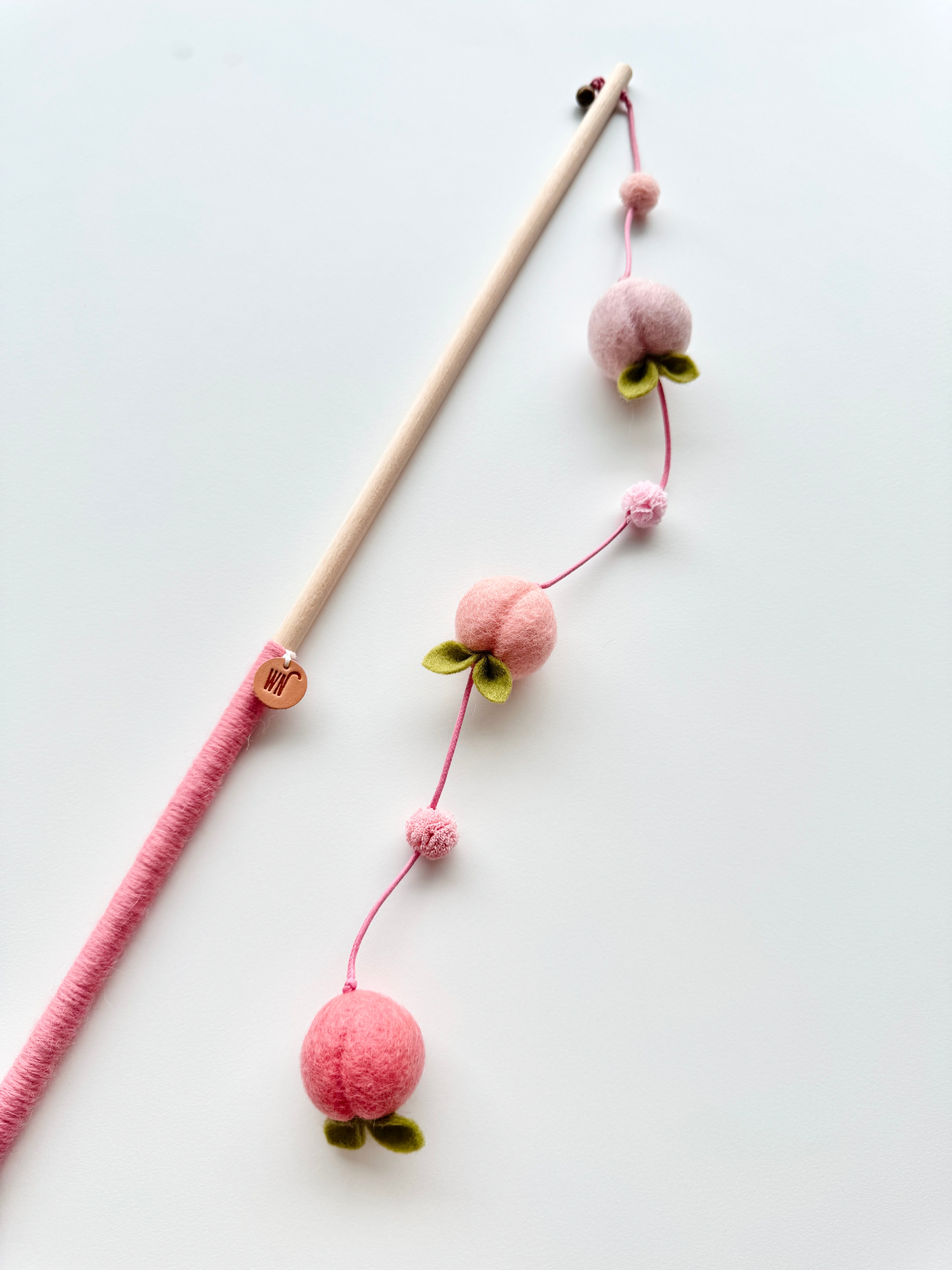 peach rod from WETNOSE 猫じゃらし 桃 おもちゃ | nyanpets 猫グッズ