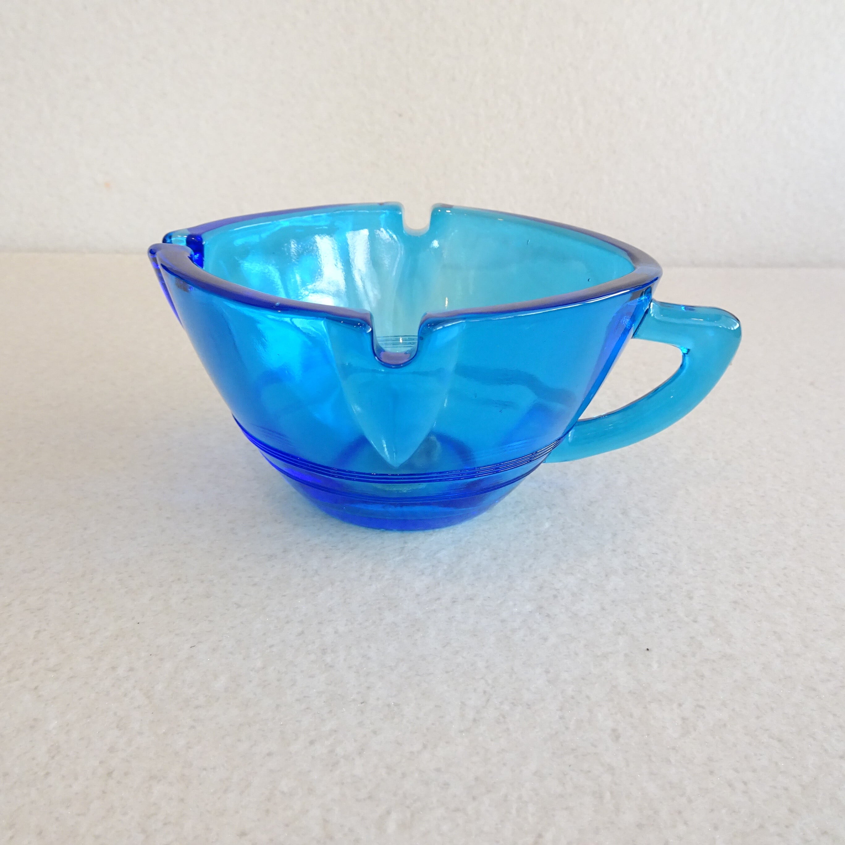 ブルーのカップ型灰皿 | 純喫茶家具の村田商會