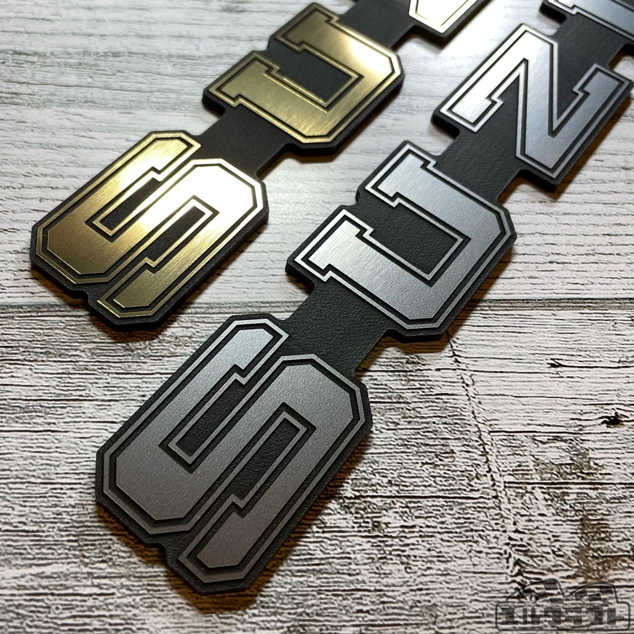 スズキカレッジロゴグリルエンブレム（純正サイズ）