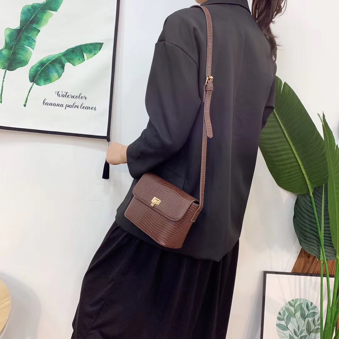 フラップショルダーバッグ