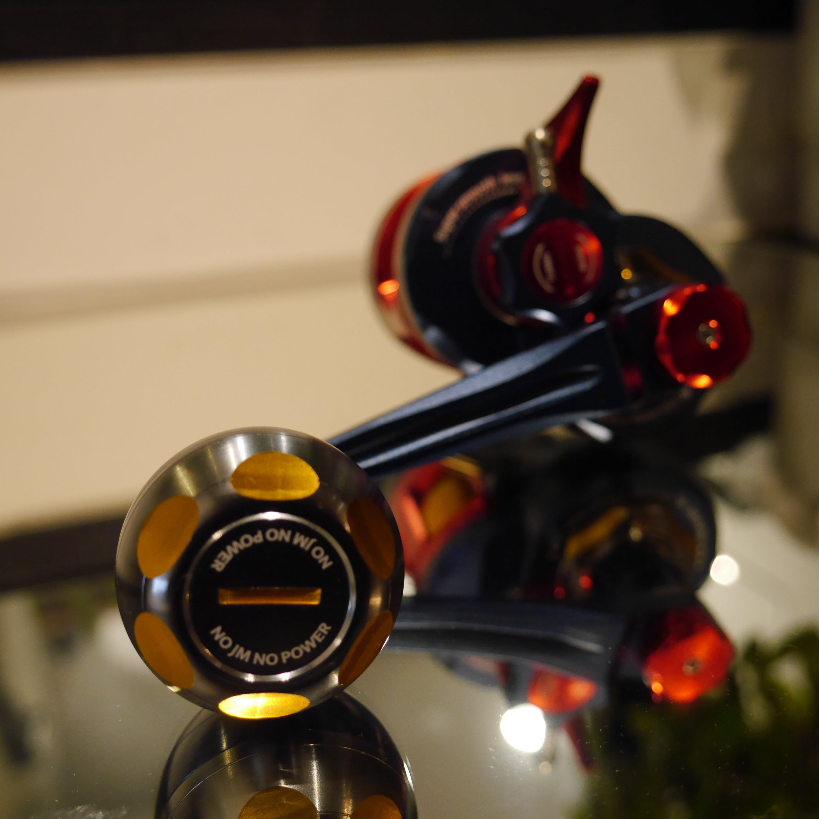 Dark/Red/Gold JM Gangster PE Micro Reel | RedfishBluefish手巻き