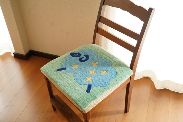 【Animal Motif_SHEEP 03】絵本のような愛嬌をまとう おだやかなヒマラヤ羊_手織りチェアパッド 40×40cm ［60knot］- ヒマラヤの風に包まれる、のんびり愛らしい青いヒマラヤ羊の物語 -（グリーンｘブルー）