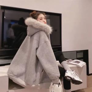 【送料無料】 パーカーアウター 羽織り ショート 長袖 Vネック フード付き フレア Aライン ファスナー ポケット ホワイト ブラック グレー 大人カラー ふわふわ ファー かわいい 大人可愛い 綺麗 シンプル カジュアル 大人 上品 おしゃれ お洒落 大人女子 こなれ感 コンサバ 定番アイテム 体型カバー フェミニン ガーリー 無地 冬 女性 レディース ママ 10代 20代 30代 40代 デート お出かけ 女子会 お呼ばれ お茶会 授業参観 休日 アウトドア 普段使い ファッション 楽ちん