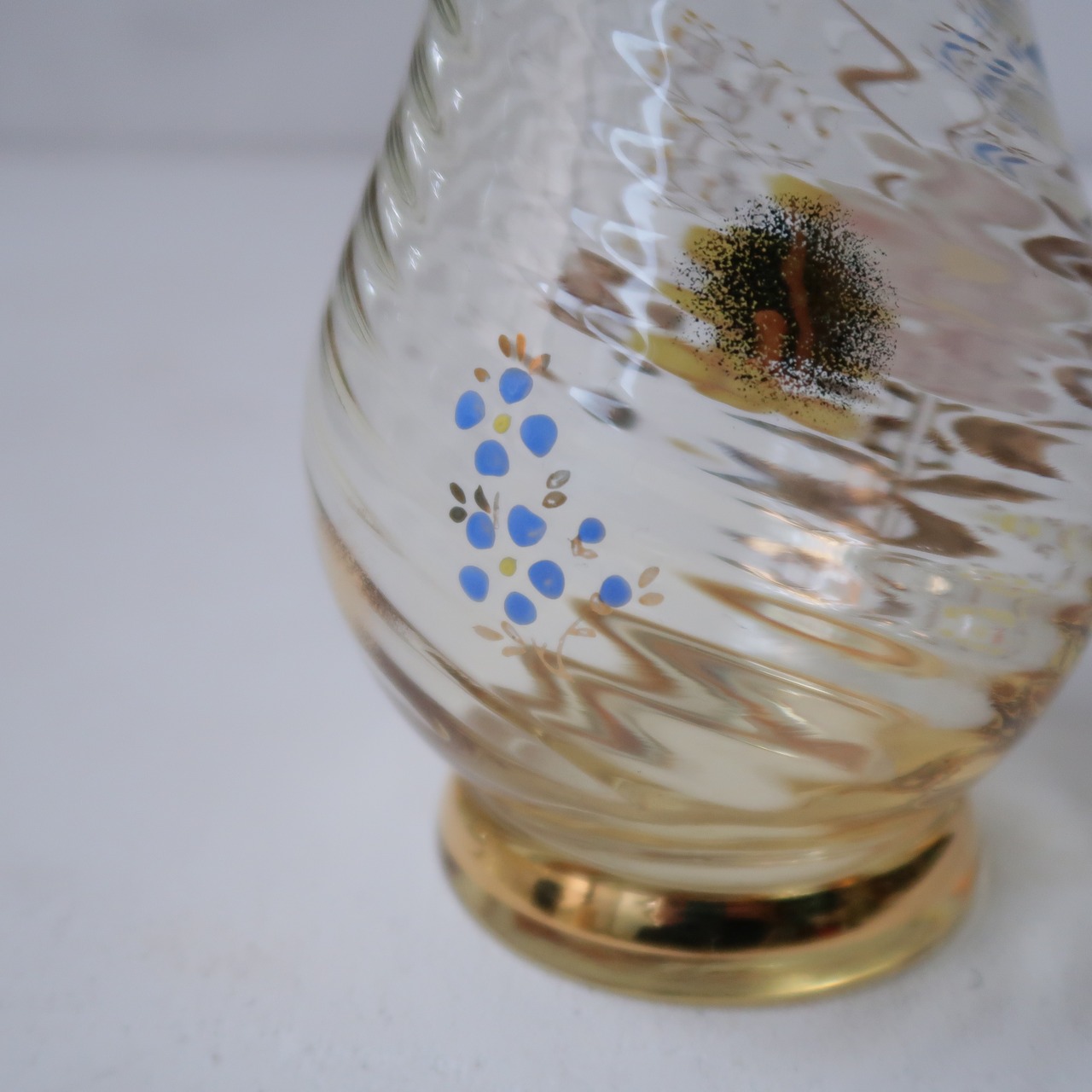 お花のペイントの花瓶