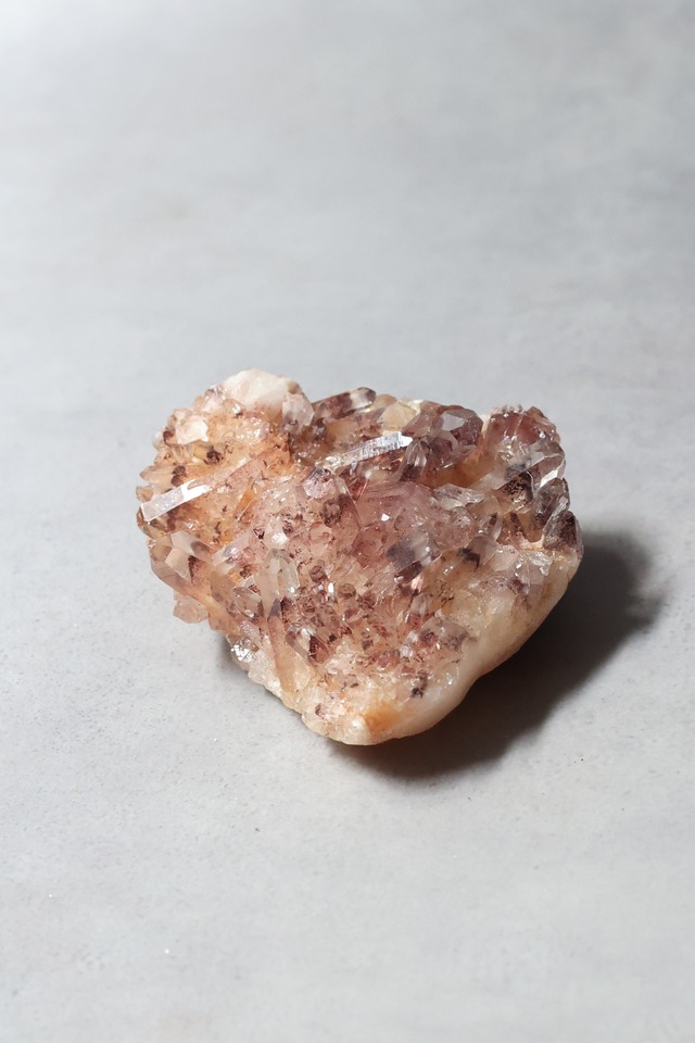 レッドファントムクォーツ クラスター「大地の幻影」Red Phantom Quartz Cluster ◇ 天然石・鉱物・パワーストーン・原石 | st00394