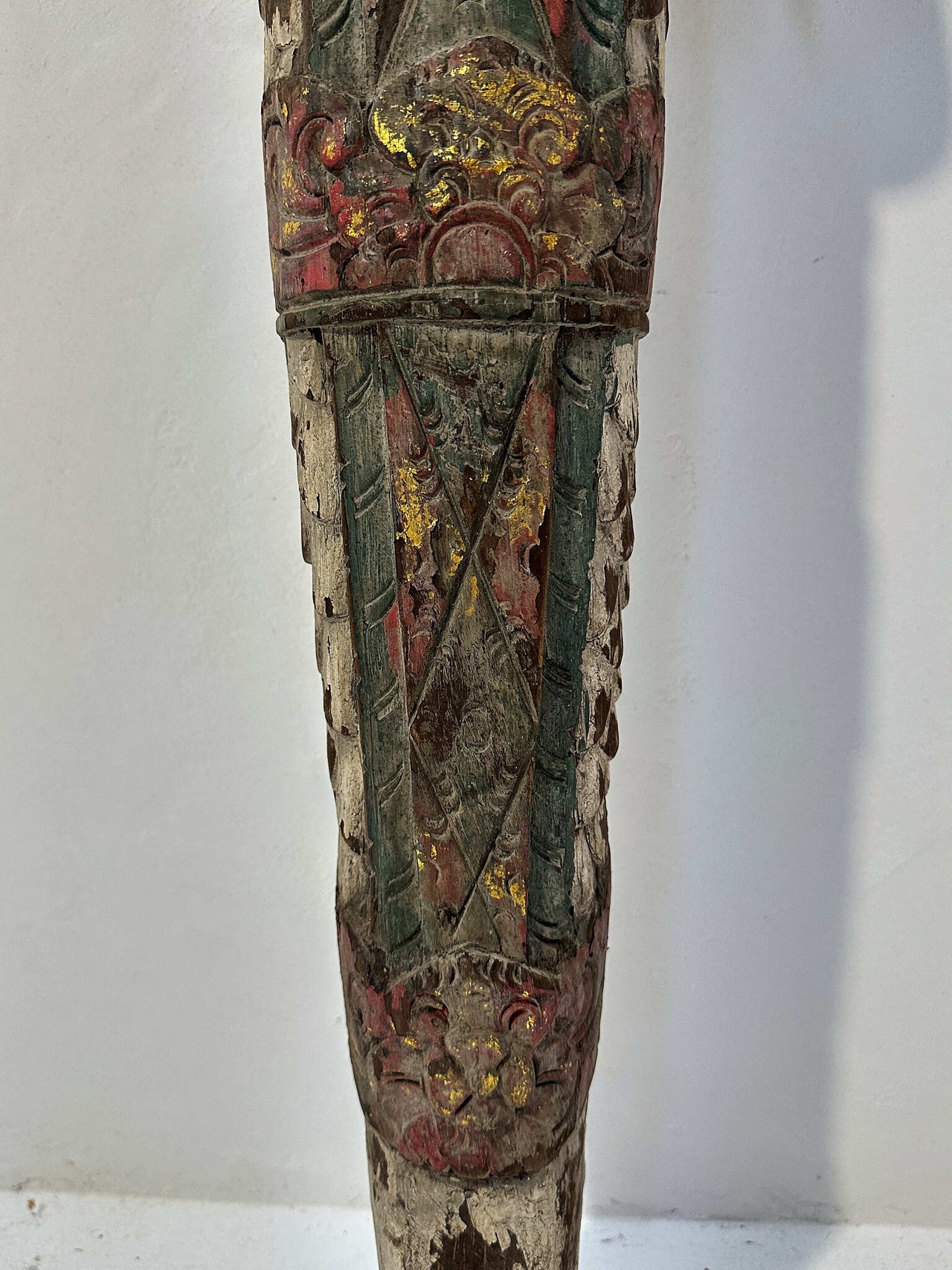 枯れ具合が絶妙なバリ島の女神像