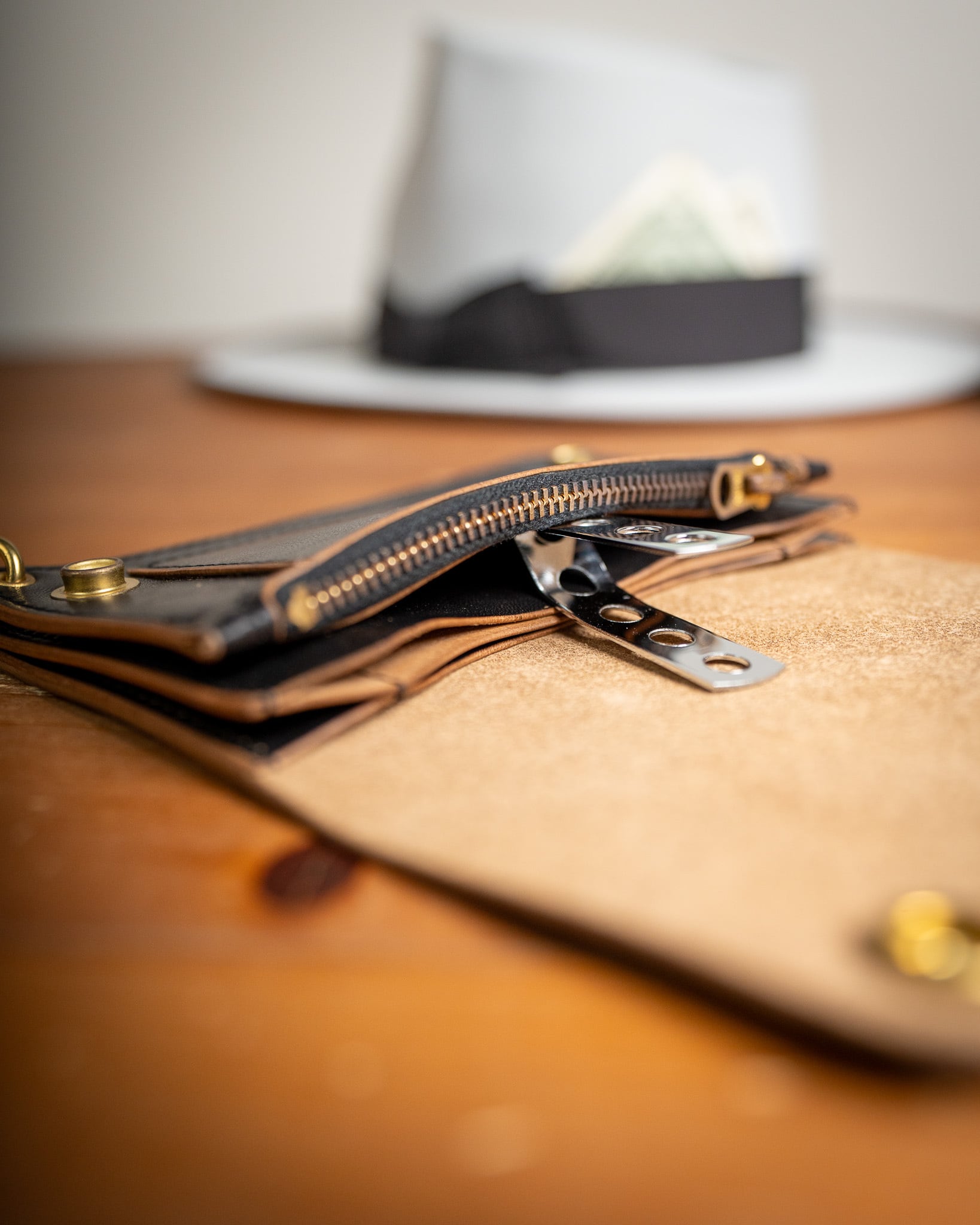 Additive and Line】Middle Tracker Wallet MTW-004 Maryam Horse Butt