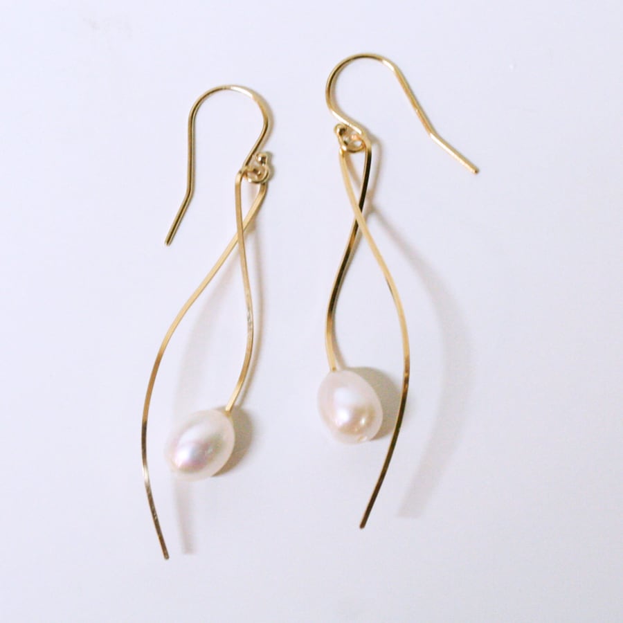 14kgf/淡水パールラインピアス | migknot