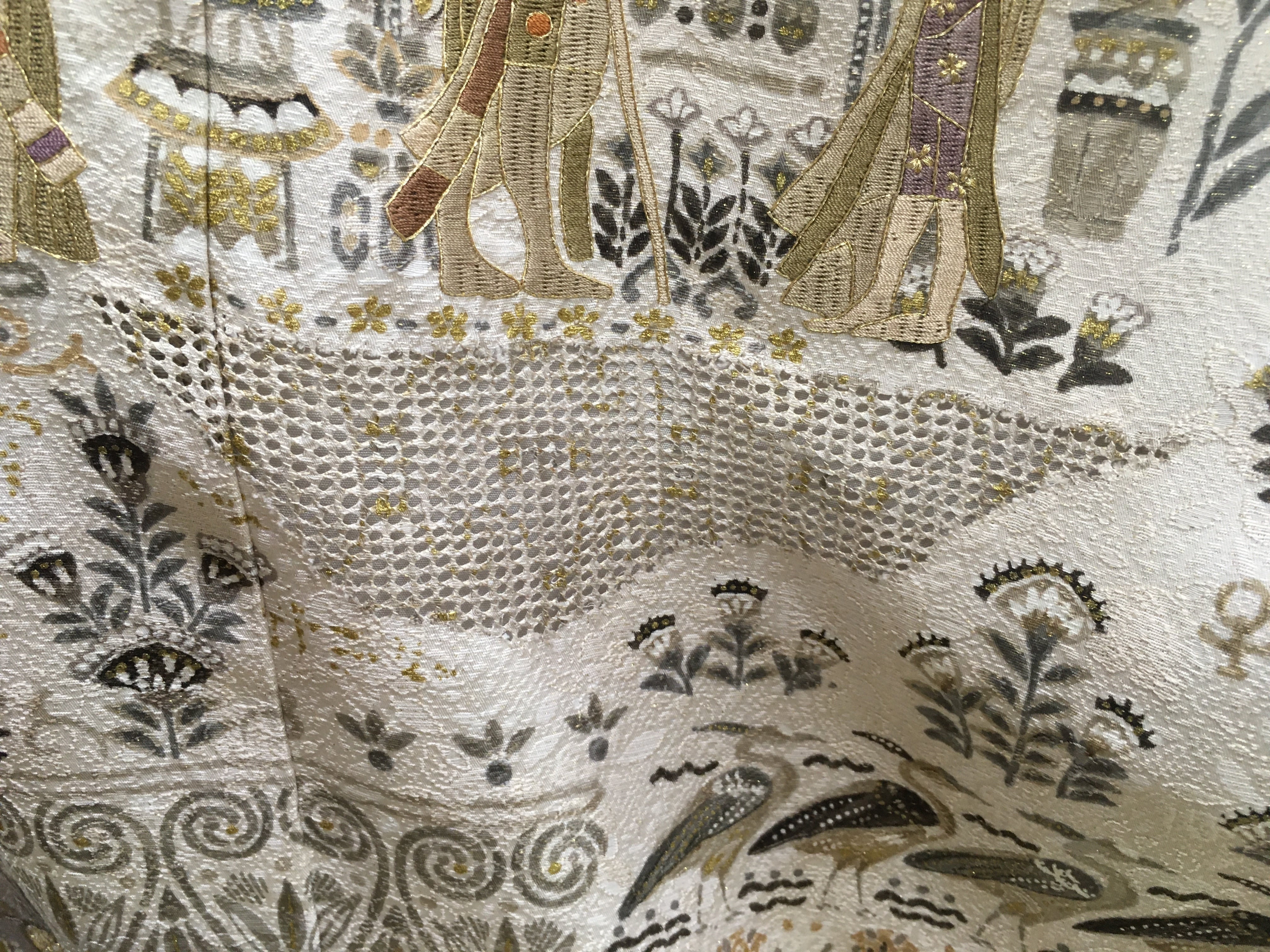 訪問着袴（クリーム地、藤鼠裾ぼかしにエジプト柄）