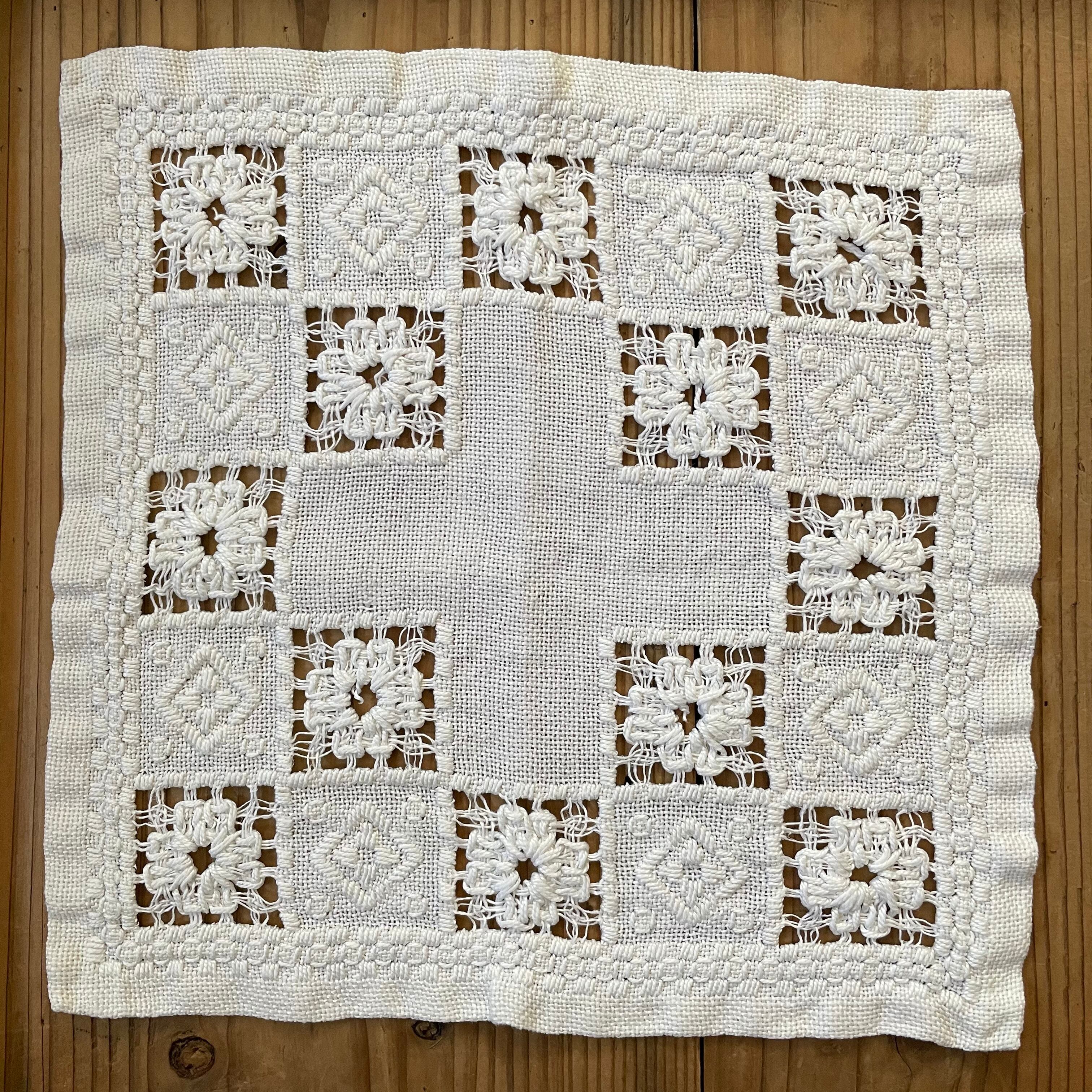 白い花模様のような布