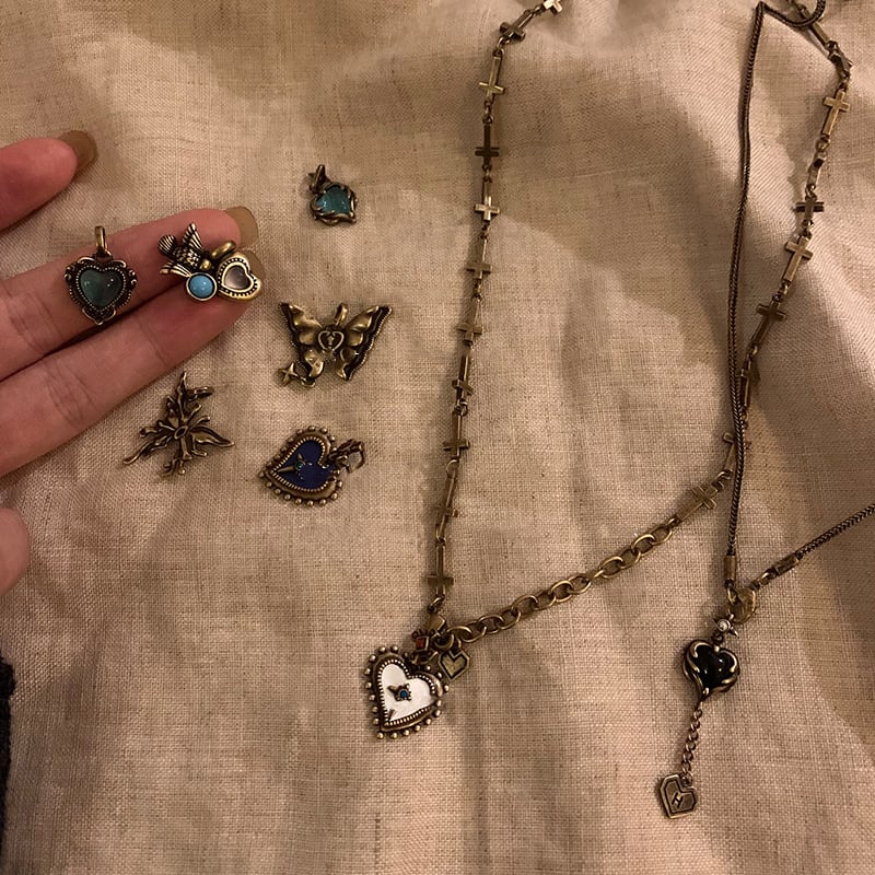 ⬇️アンティーク　ヴィンテージ　⭐︎ リボン　ネックレス CHARLES & KEITH Paige ページ リボンネックレス （Silver） -靴