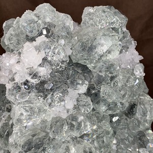 一点物★ハリネズミが住み着いている美しいフローライト原石クラスター