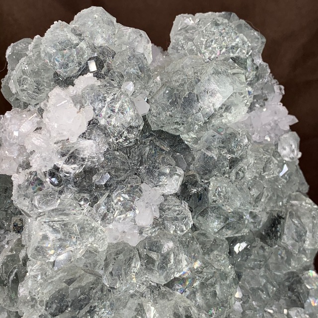 一点物★ハリネズミが住み着いている美しいフローライト原石クラスター