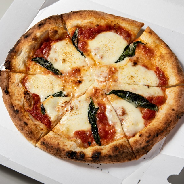 窯焼きpizza pizza マルゲリータ　Oven-baked pizza "Margherita"(mozzarella, fresh basil)