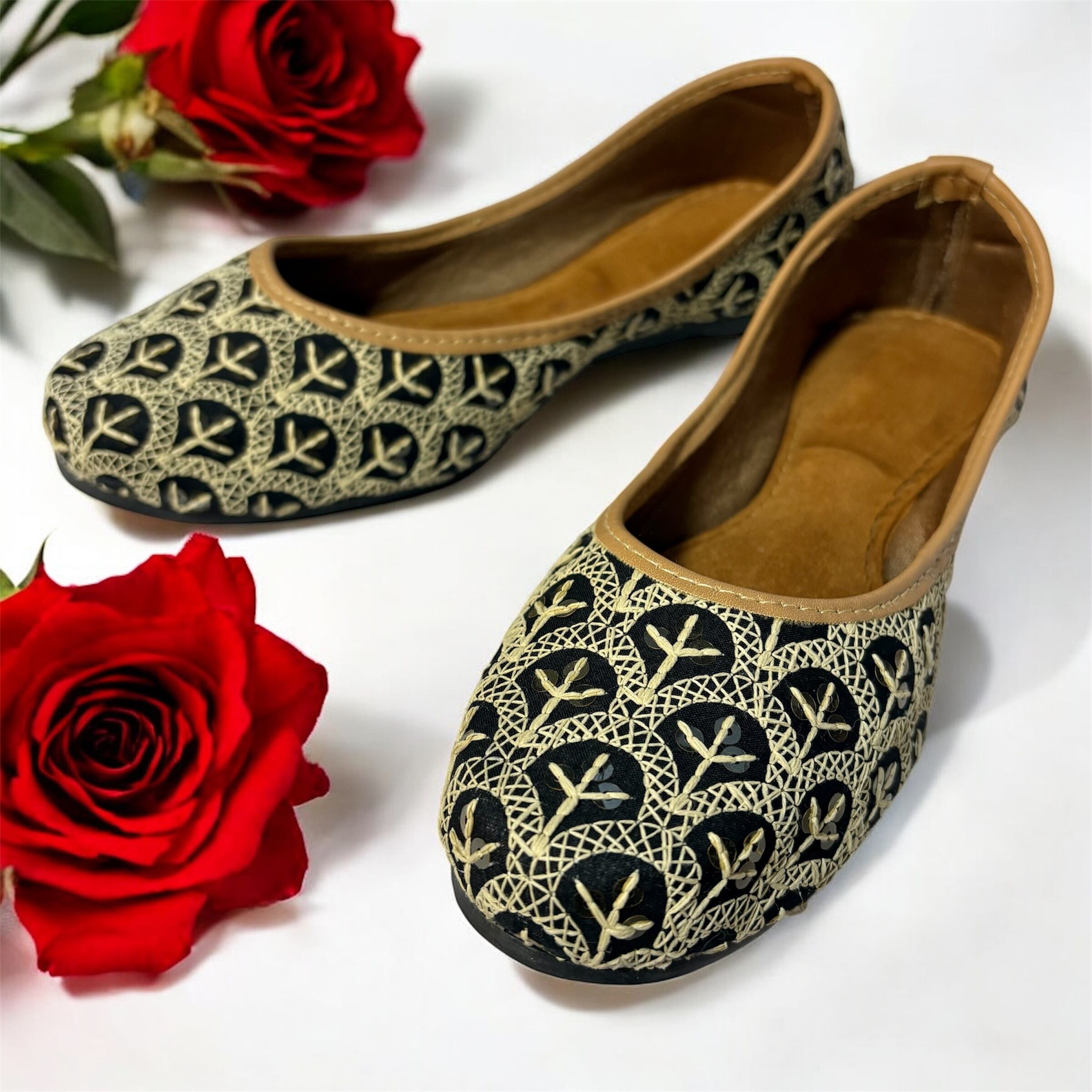 ひろがる葉のカシーダジュッティ｜黒にきらめく金糸の葉模様 ひろがる葉のカシーダジュッティ – 黒布に咲く金糸の蔦模様 | 雑貨屋か