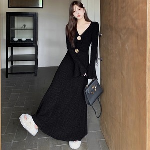 【送料無料】 ロングワンピ マキシ 長袖 ベルスリーブ フレア袖 フレアスリーブ Vネック Aライン フレア プルオーバー ボタン 装飾 可愛い 大人可愛い シンプル カジュアル コンサバ おしゃれ こなれ感 無地 秋 レディース 女性用 ママ 20代 30代 40代 デート お出かけ 女子会 お呼ばれ 休日 お茶会 授業参観 着回し 普段使い ファッション コーデ スタイル 楽ちん 体型カバー 着痩せ ブラック 大人カラー モノトーン