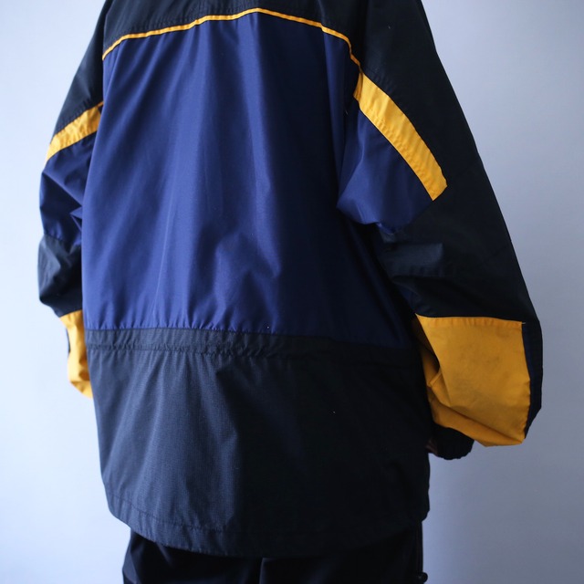 "Columbia" good coloring 3-tone design over silhouette mountain parka