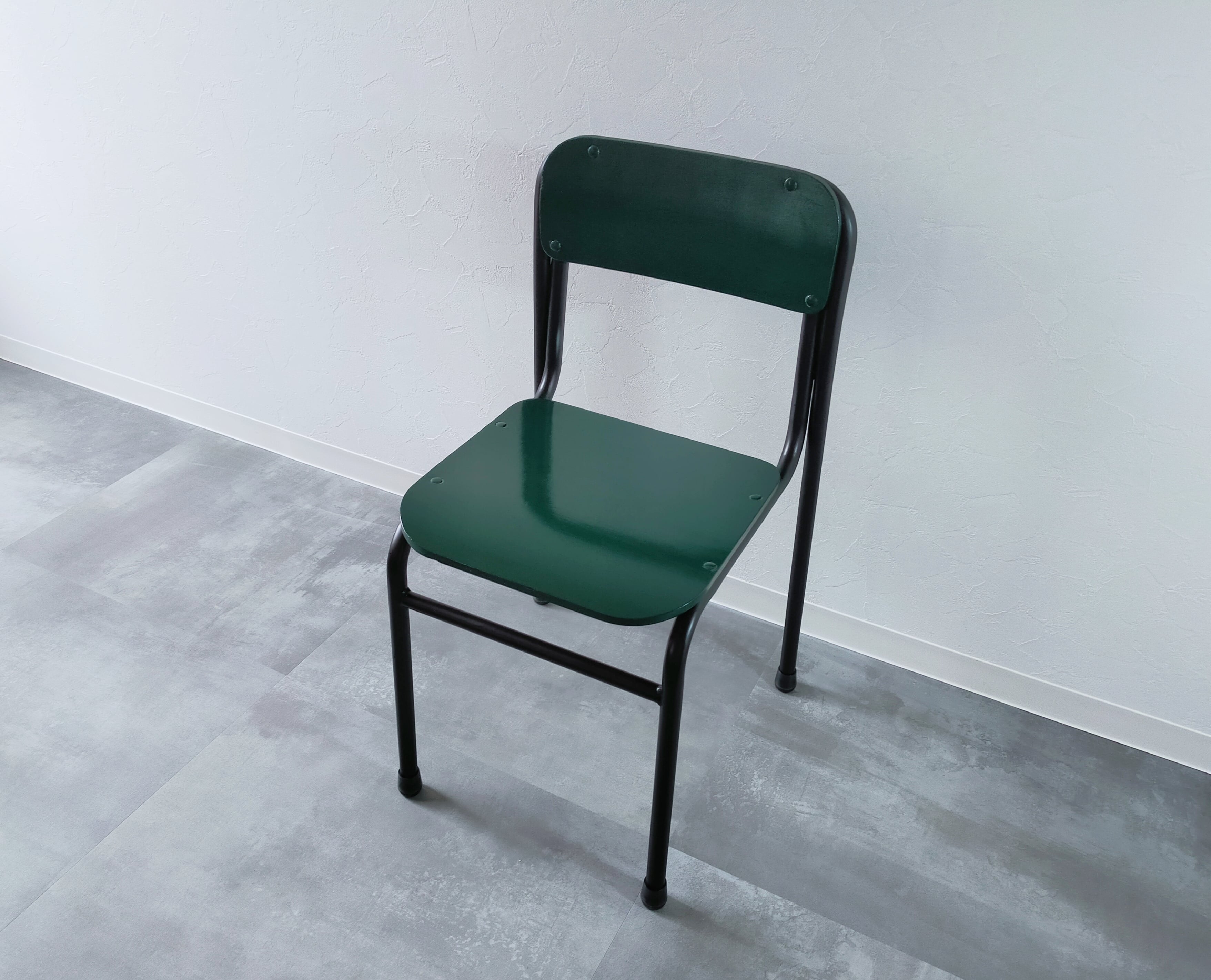 どんな高級チェアよりも「しっくり」（学校椅子×チェア×グリーン