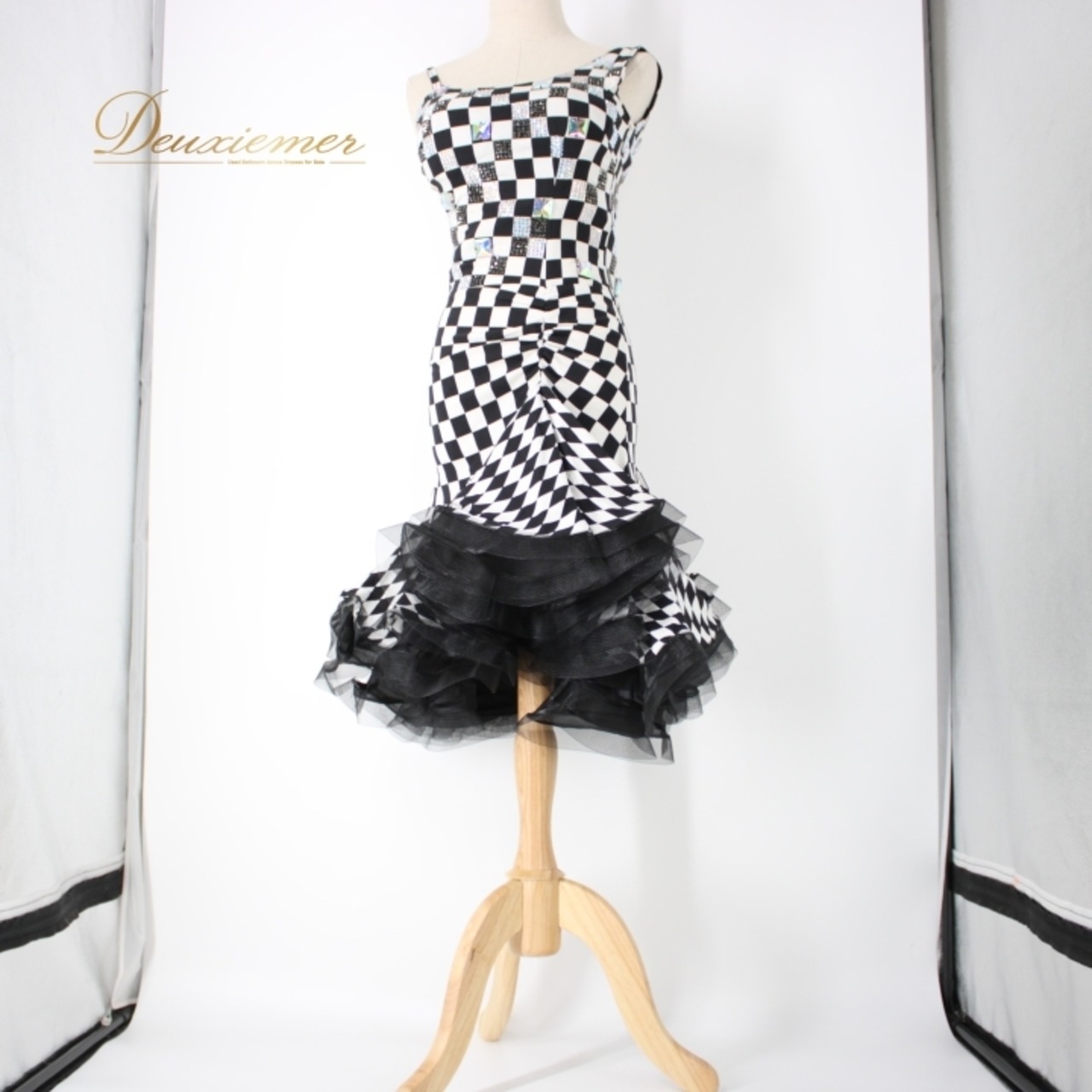 社交ダンス 衣装 ラテン ドレス ワンピース パーティ衣装 レディース オールシーズン 白 黒 ブラック系 ホワイト系 ラインストーン ビジュー チェッカーパターン フレアスカート ドレスアップ カジュアルダンス 高級感 フェスティバル イベント用 舞台衣装 動きやすい 春夏秋冬 コーディネート 繊細デザイン 華やか シンプル エレガント シルエット
