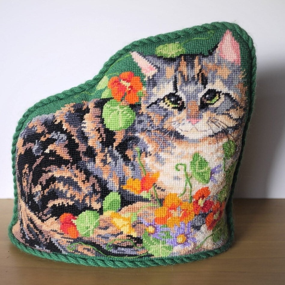 猫さん刺繍クッション ニードルポイント | こりすのパン屋Base店