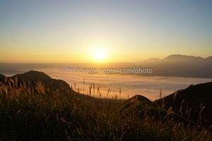 外輪山から見た日の出を迎える阿蘇の風景