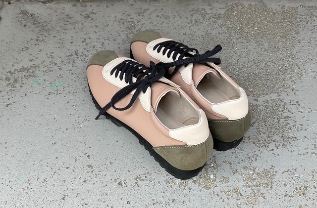 【春の装いにおすすめ】クラシックなデザインEMAのスニーカー/ピンクベージュ/カーキスエード