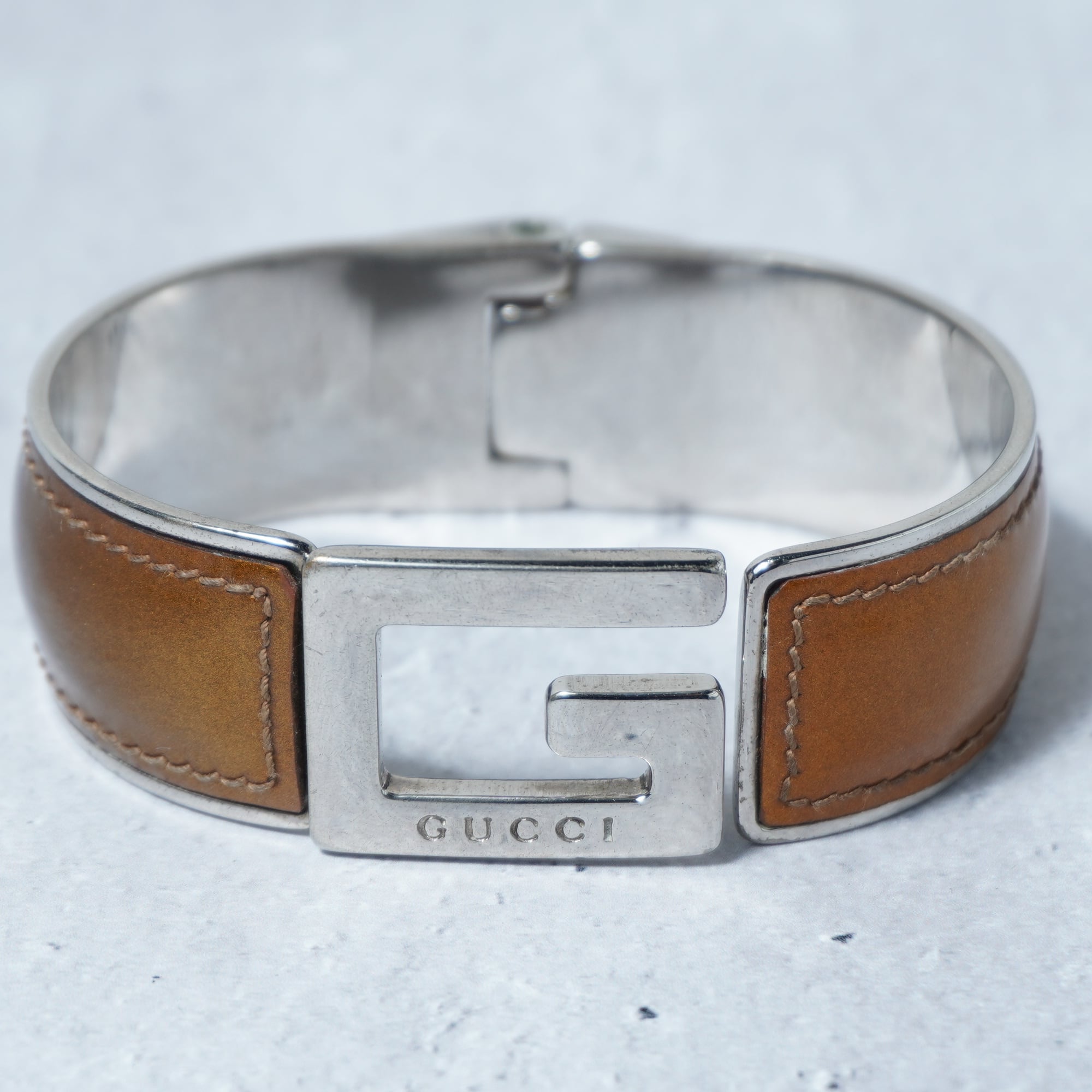 GUCCI】グッチ Gロゴバックルエナメルバングル silver & gold