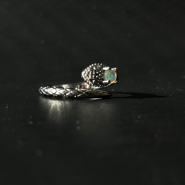 エチオピアオパール スネークリング｜ヘビ｜蛇｜遊色あり｜真鍮製 フリーサイズ｜天然石 指輪