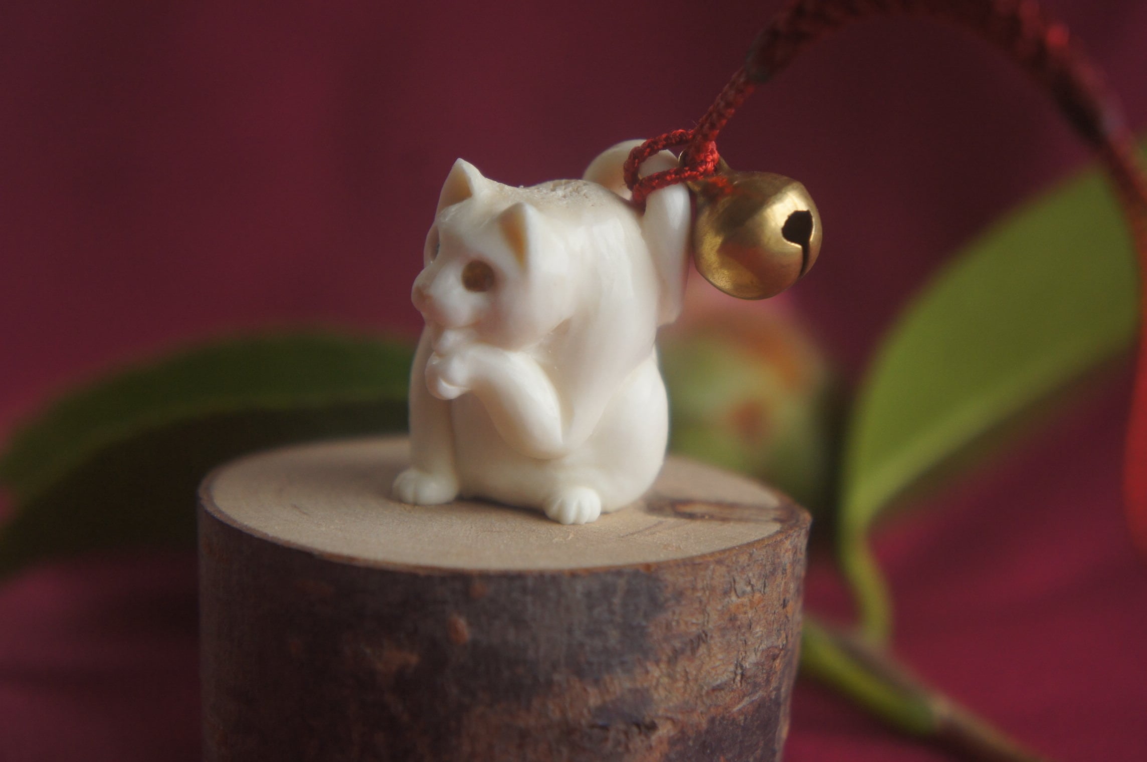 鹿角彫刻「けづくろい猫」根付 | deer bone 