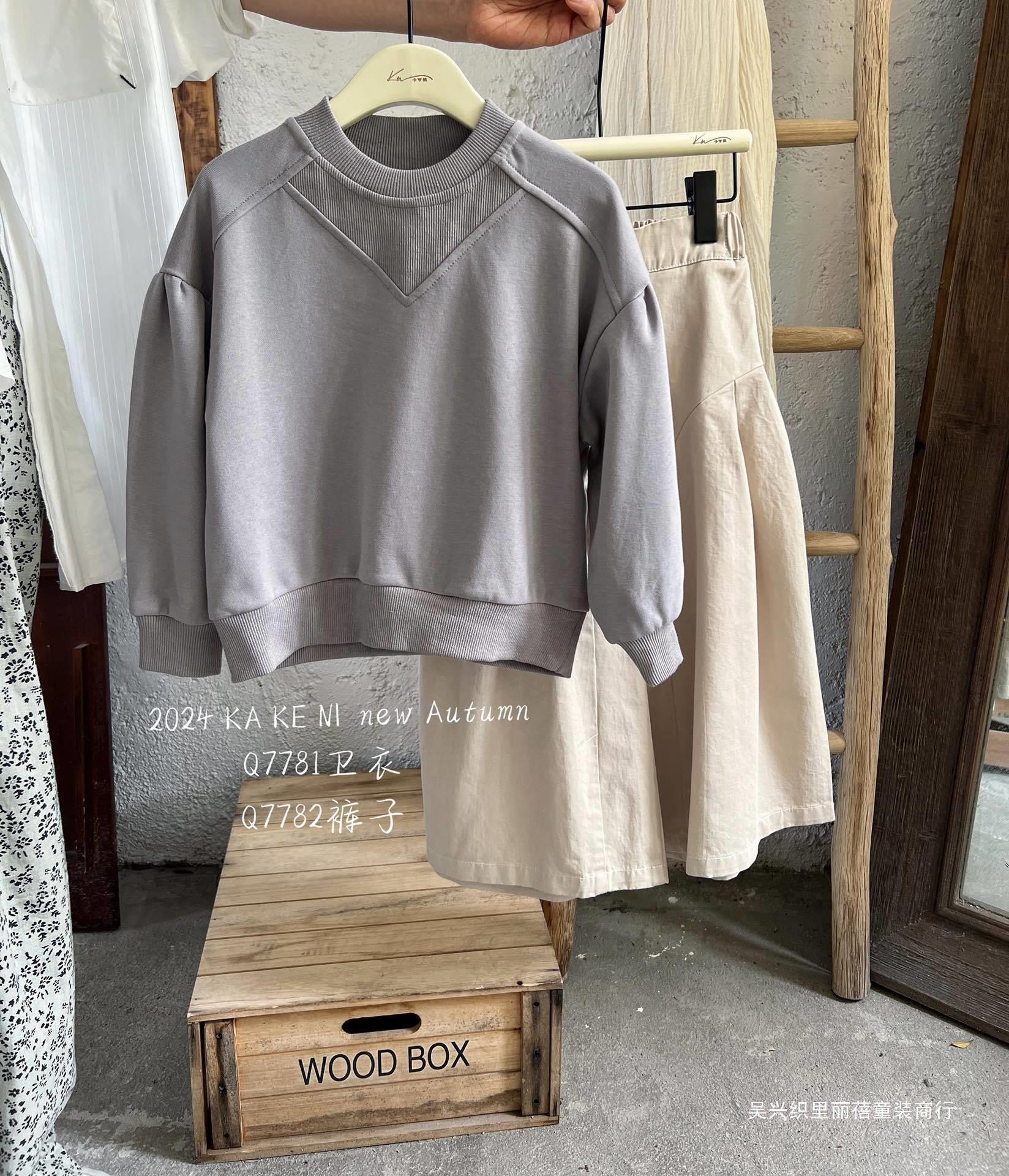 バック刺繍ロゴトレーナー