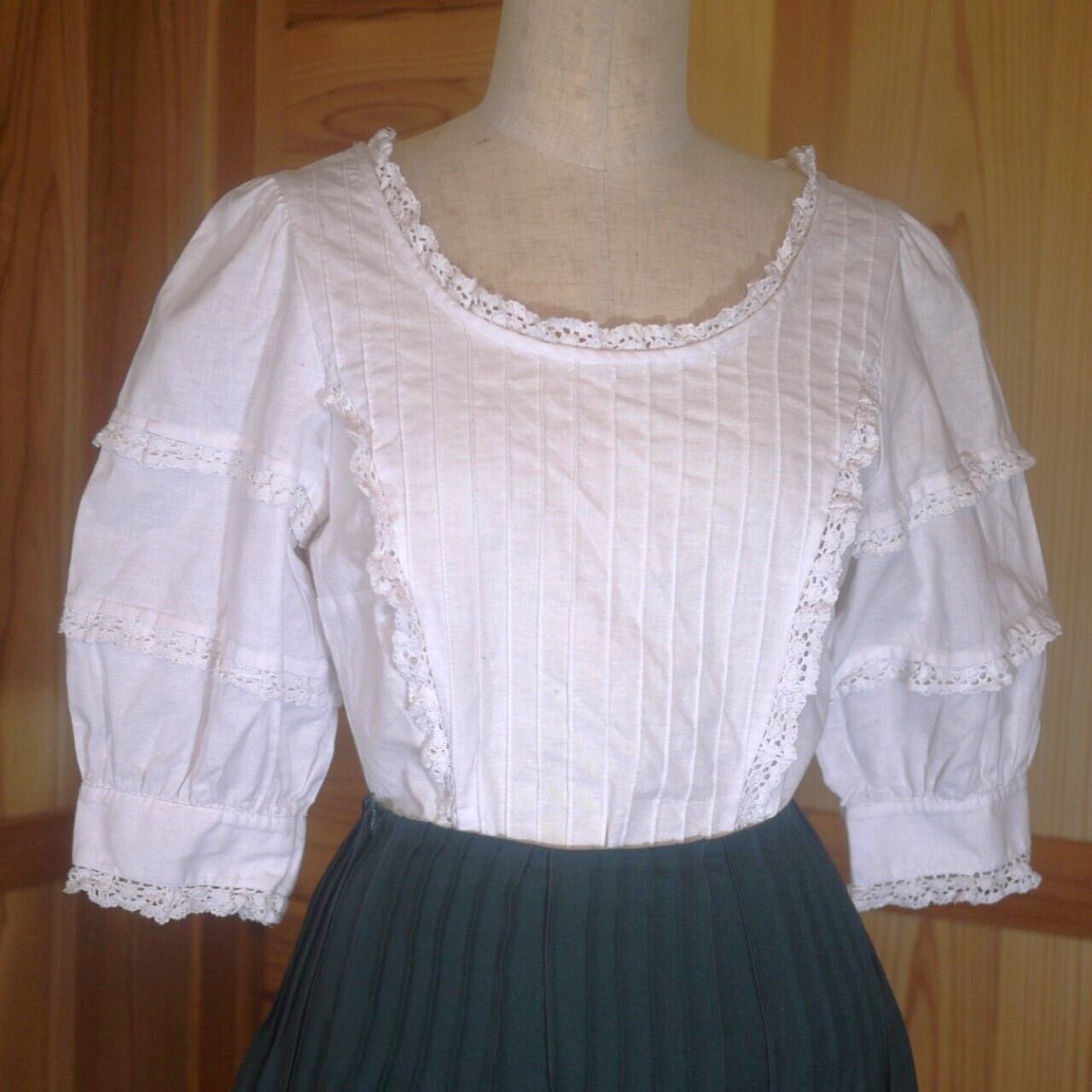 ピンタックとレース 白のブラウス 5分長袖 ドイツ