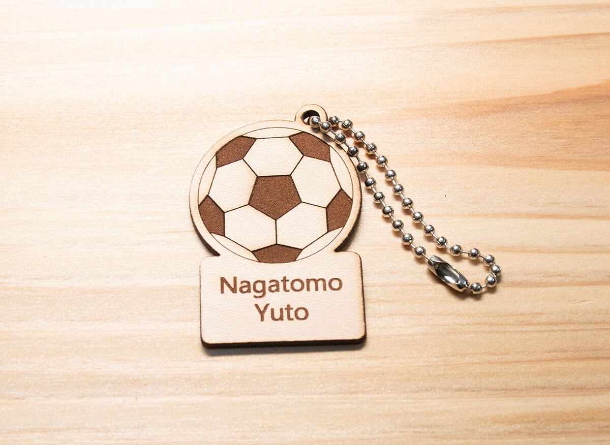 革の「サッカー」キーホルダー【名入れ無料】 本革 チーム 入団 卒団