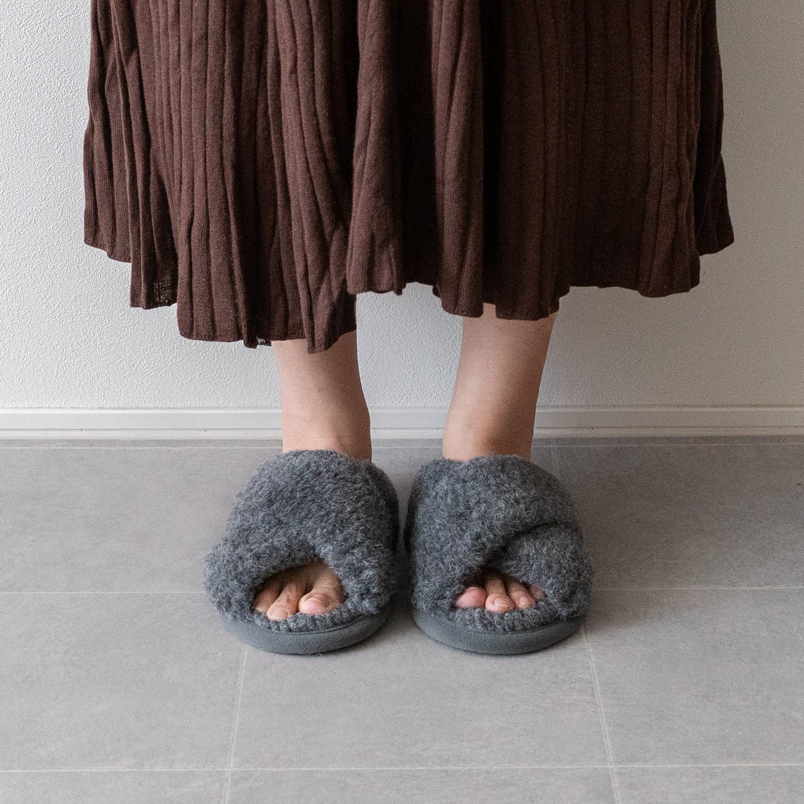 FLOKATI / Fluffy slippers "チャコール”