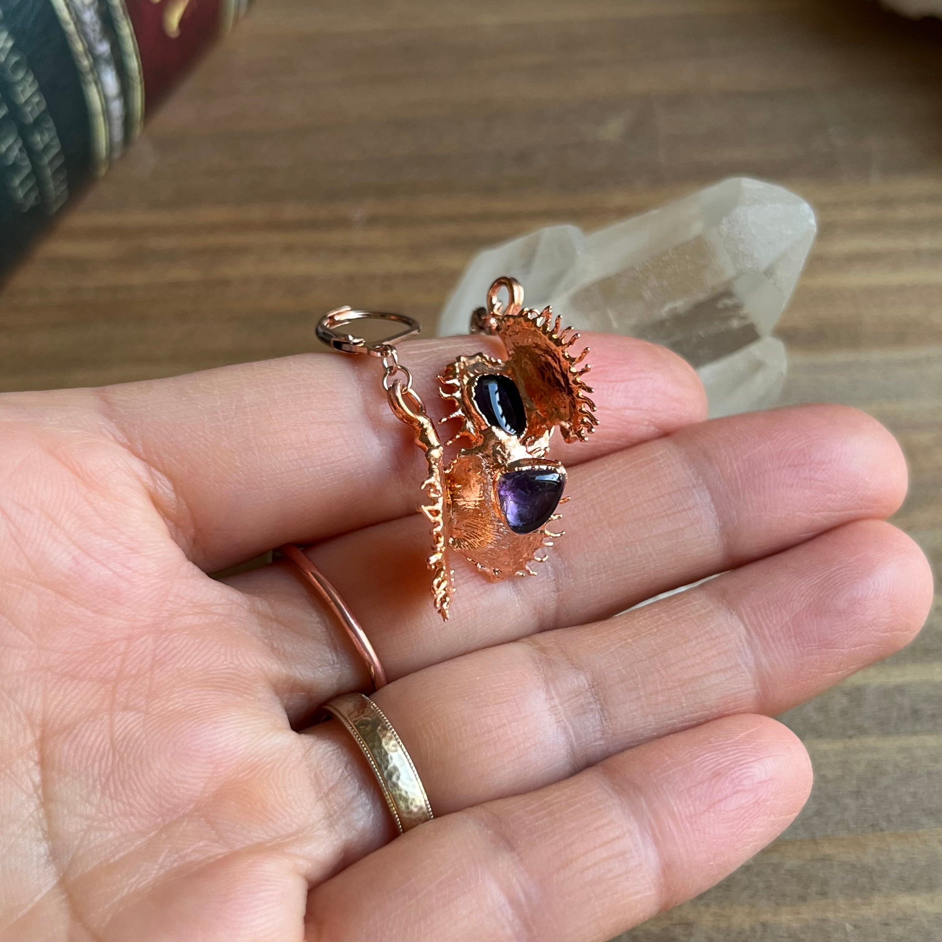 宝石を食べたハエトリグサのピアス⑥（Shark's teeth×アメジスト
