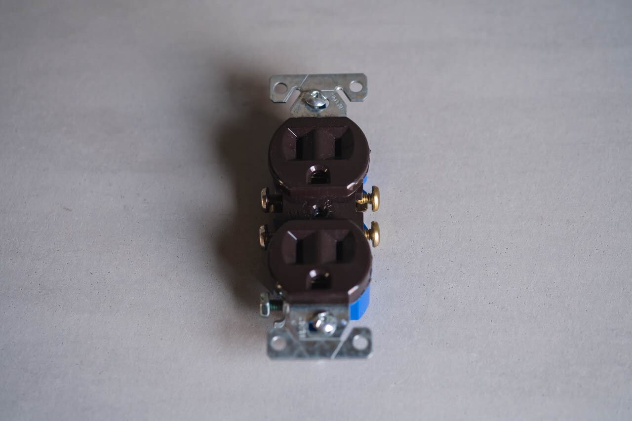 アース付アメリカンコンセント(Dark brown)
