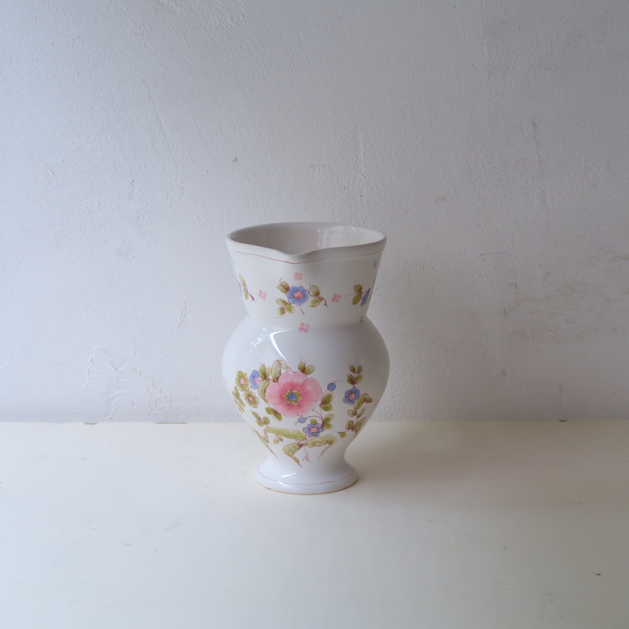 ピンクのお花の水差し