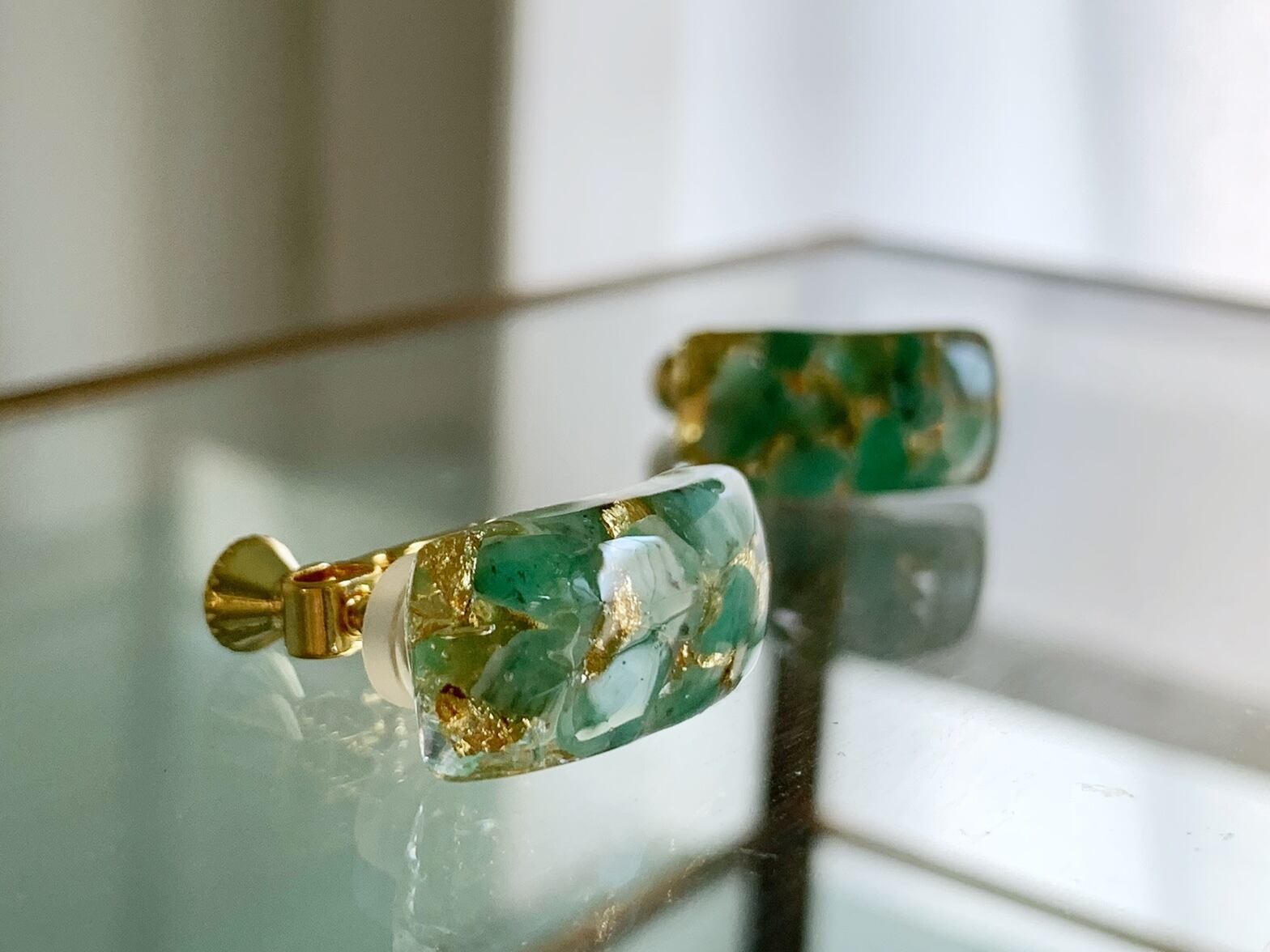 ユニセックス 【5月の誕生石】幸運を運ぶエメラルド・スタッド・レジン