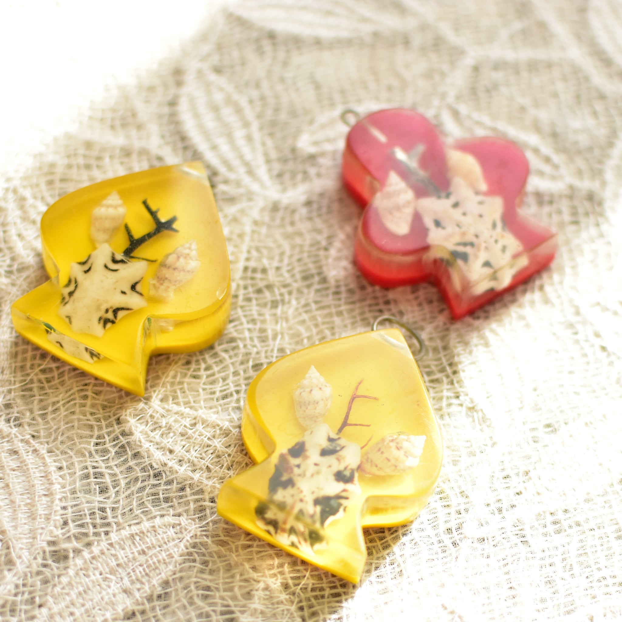 3個セット 昭和レトロポップ 樹脂製のチャーム | チェコガラスボタン