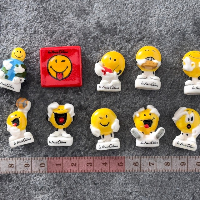 10個セット 笑顔がかわいいスマイリーくん フランス雑貨 ヴィンテージ  フェーヴ フェーブ ピンバッジ ピンズ 陶器人形  2510009