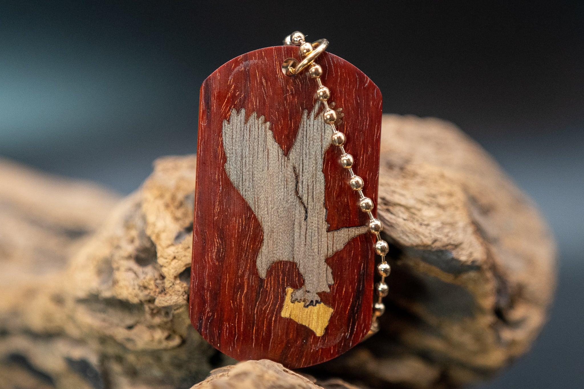 【 深紅の銘木 】老紅木 ドッグタグ 象嵌 とんびと油揚げ