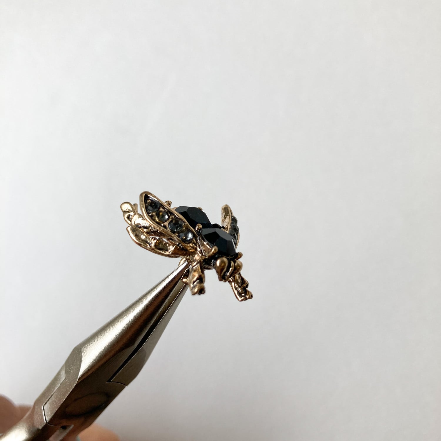 ボタンと近寄る昆虫 ビジュー付き昆虫メタルボタン（25mm） | Dua-アクセサリーパーツショップ