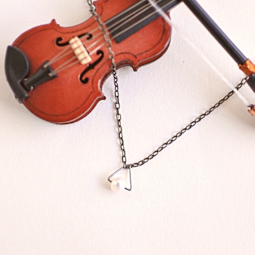 ヴァイオリン、ヴィオラ弦のトライアングルプチネックレス V-029   Viola strings putti triangle necklace 