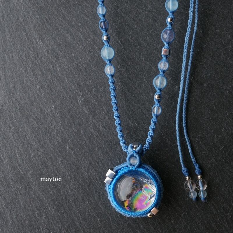 大きめの虹入り☆レインボー水晶(アイリスクォーツ)のマクラメネックレス ~青空city~